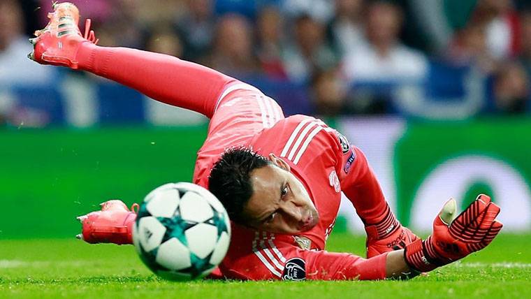 Keylor Navas, trying cut across a balloon against the Juventus