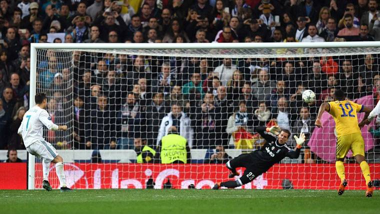 Cristiano Ronaldo, lanzando el penalti decisivo contra la Juventus