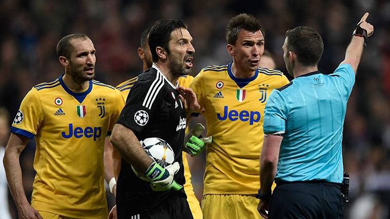 Los jugadores de la Juventus protestan la decisión de Michael Oliver