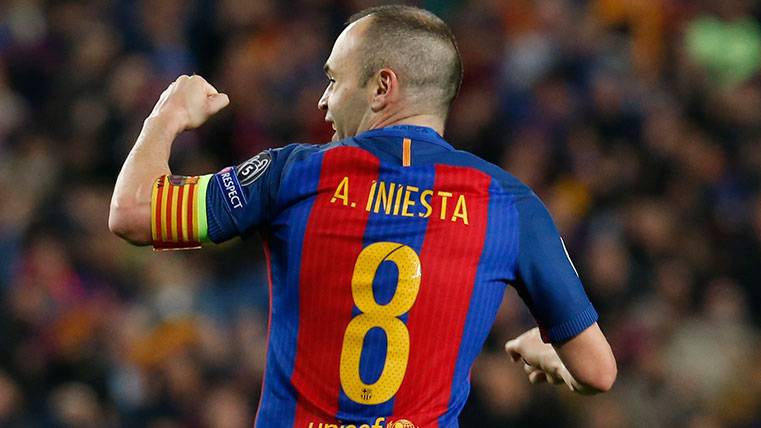 Andrés Iniesta celebrates a goal with the FC Barcelona