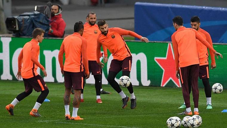 The FC Barcelona, training before a party of Champions