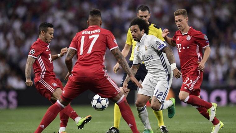 Marcelo, intentando marcharse de tres jugadores del Bayern