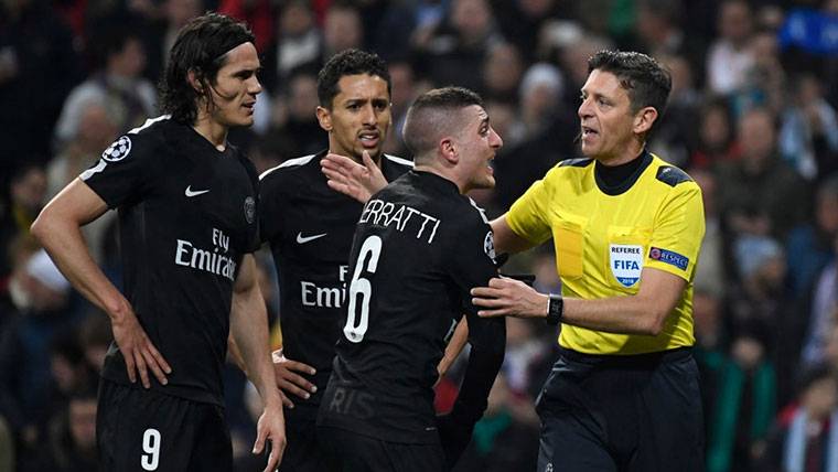 Marco Verratti, Marquinhos and company, protesting an action to the referee