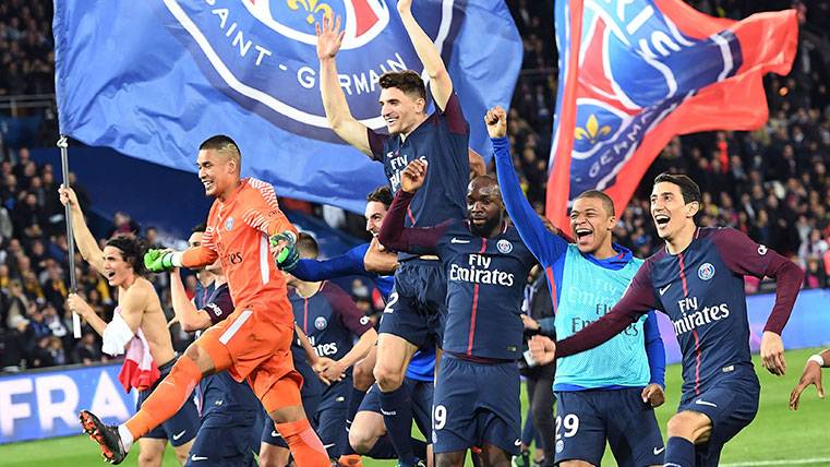 Los jugadores del PSG celebran el título de la Ligue 1