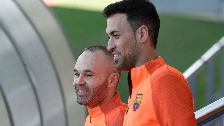 Sergio Busquets and Andrés Iniesta, going out to train with the Barça
