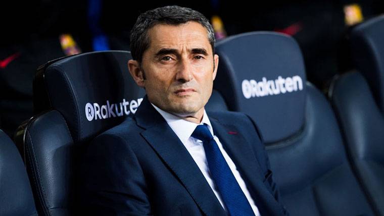 Ernesto Valverde, seated in the bench of the Camp Nou during a party