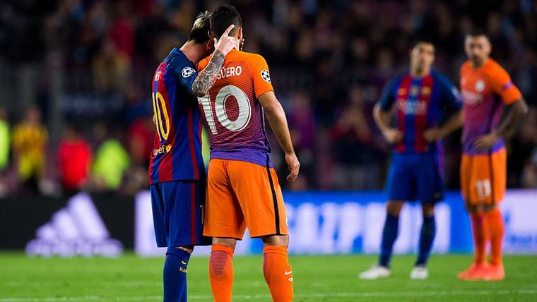 Leo Messi y el 'Kun' Agüero, conversando durante un Barcelona-City