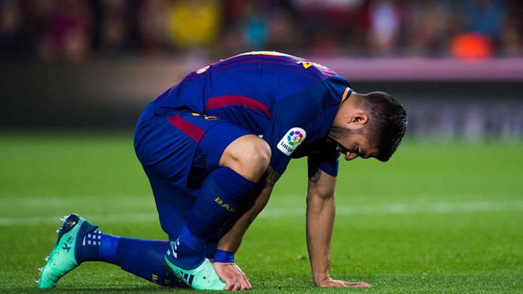 Luis Suárez, recuperándose de una entrada dura con el Barça