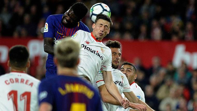 Lenglet y Samuel Umtiti, pugnando por un balón con el Barcelona