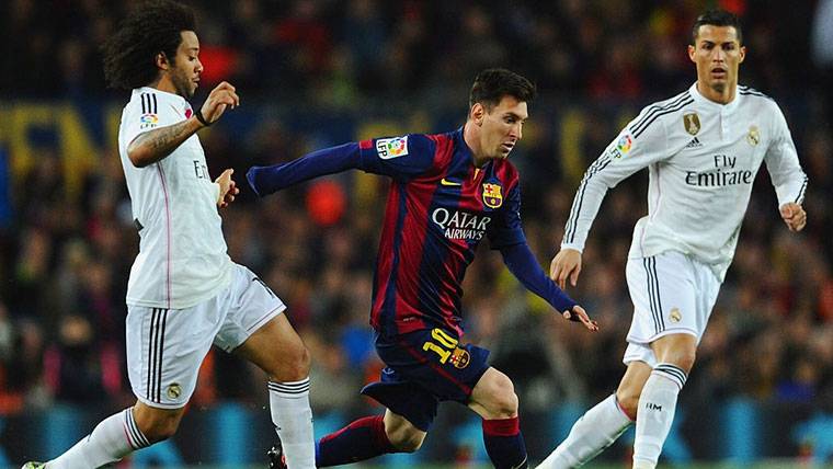 Leo Messi and Cristiano Ronaldo, pugnando by a balloon in a Classical