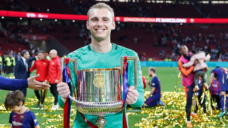 Jasper Cillessen, with the trophy of the Glass of the King in the hands