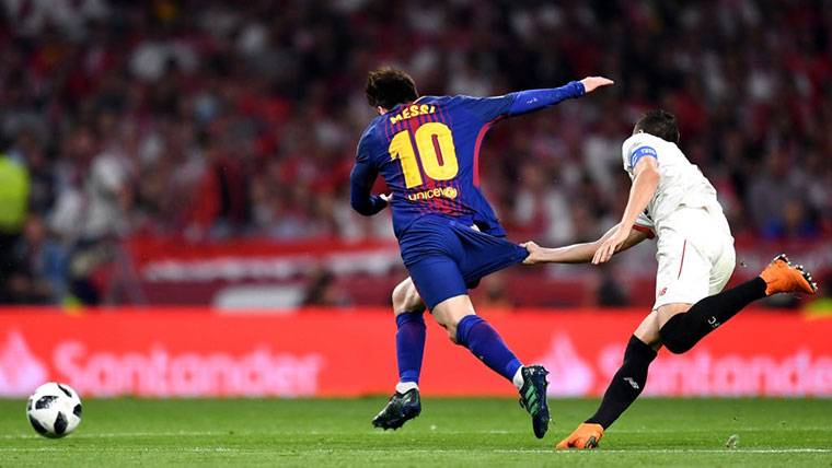 Leo Messi, agarrado del pantalón por un jugador del Sevilla