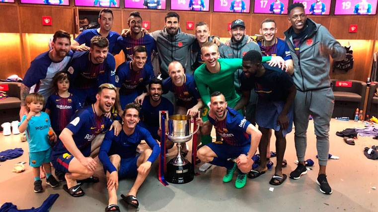 Los jugadores del FC Barcelona celebran el triunfo en la Copa del Rey