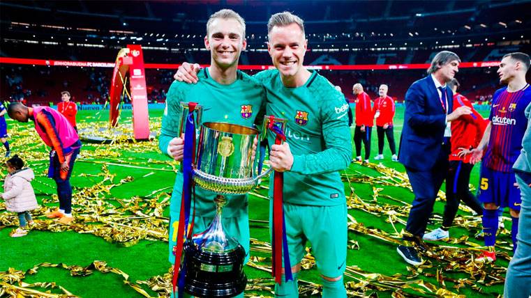 Jasper Cillessen y Marc-André Ter Stegen celebran la Copa del Rey