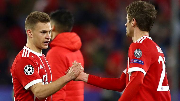 Joshua Kimmich and Thomas Müller greet  after a victory of the Bayern