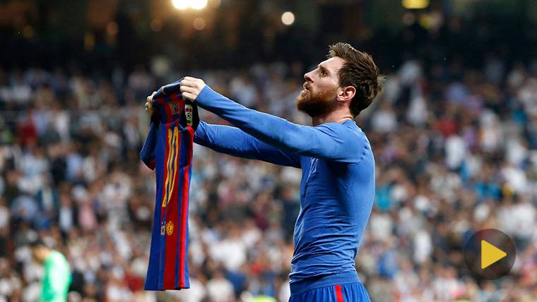 Leo Messi, mostrando la camiseta con su nombre al público del Bernabéu