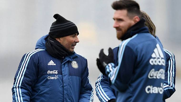 Jorge Sampaoli y Leo Messi, durante un entreno de Argentina