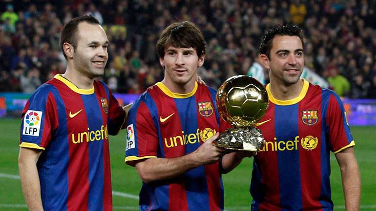 Messi, Xavi y Andrés Iniesta, posando con el Balón de Oro 2010