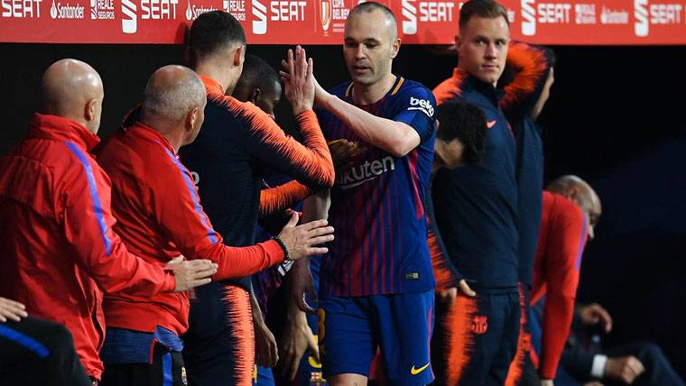 Andrés Iniesta, arriving to the bench after being substituted in the final of Glass