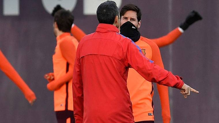 Leo Messi and Valverde, during a training of the FC Barcelona
