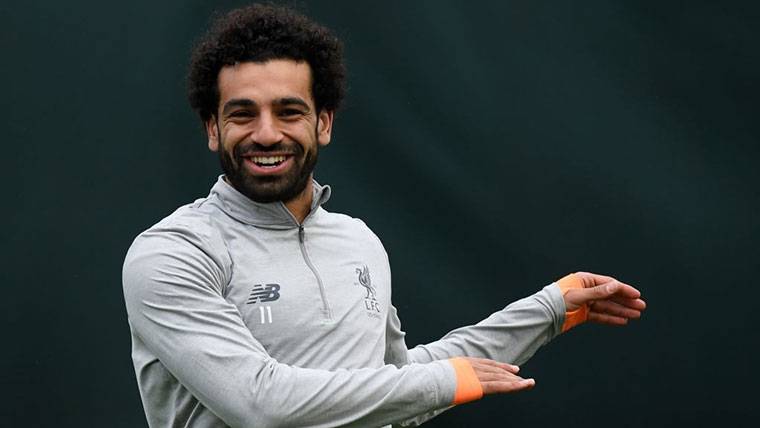 Mohamed Salah, haciendo estiramientos con el Liverpool