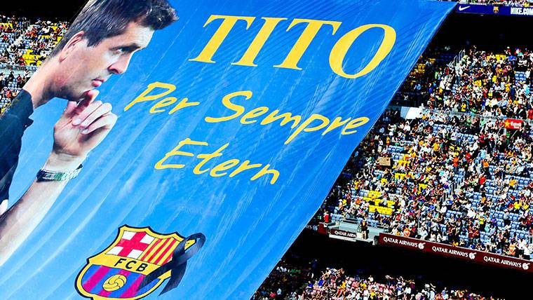 El Camp Nou, homenajeando a Tito Vilanova días después de su muerte