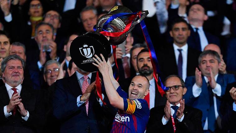 Andrés Iniesta, raising the trophy of the Glass of the King 2017-18