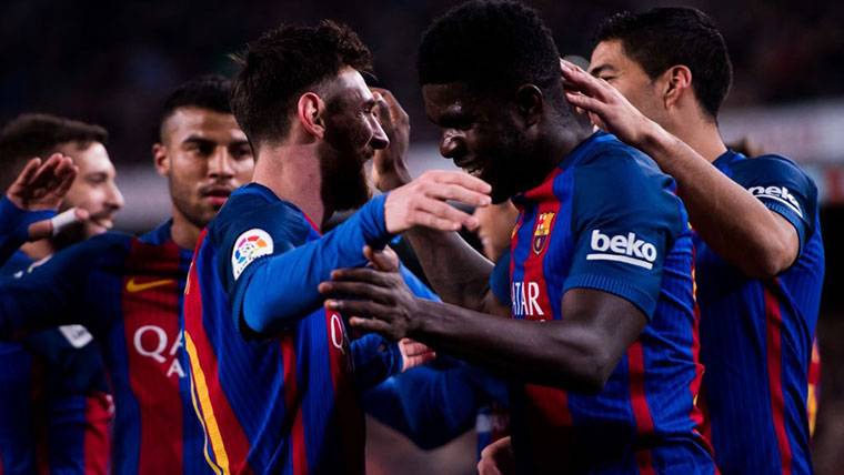 Samuel Umtiti, celebrando un gol de Leo Messi con sus compañeros
