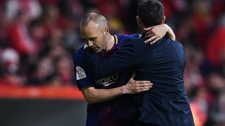 Andrés Iniesta, abrazándose con Valverde tras un cambio