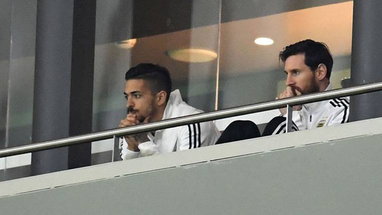 Leo Messi, witnessing the goleada of Spain to Argentina