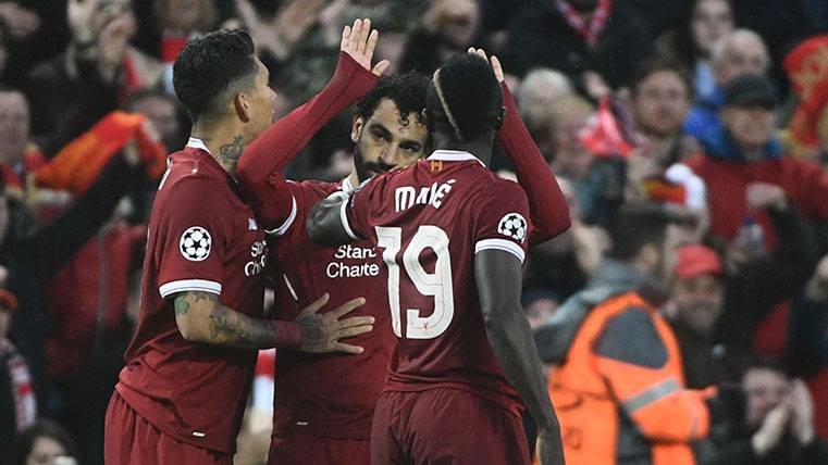Roberto Firmino, Mohamed Salah y Sadio Mané celebran un gol contra la Roma