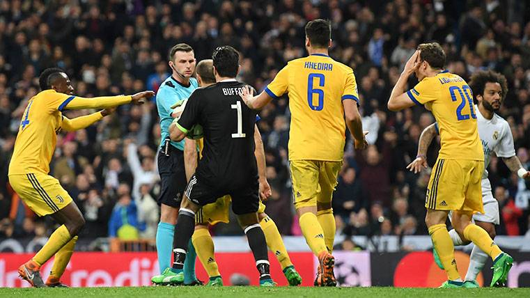 Michael Oliver tras señalar el discutido penalti del Real Madrid-Juventus