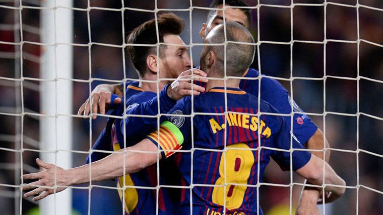 Leo Messi, Andrés Iniesta and Luis Suárez, embracing after a goal