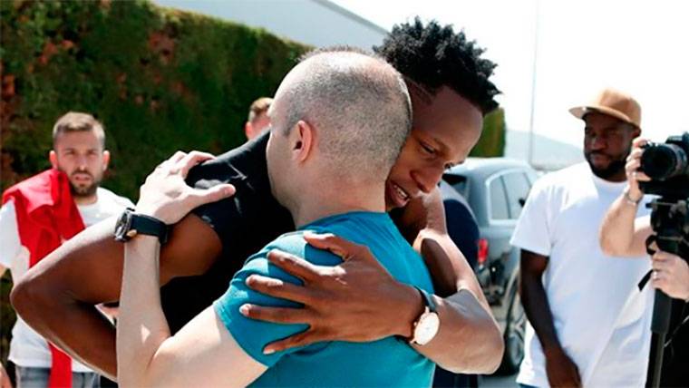 Yerry Mina, embraced with Iniesta in the image that he same published