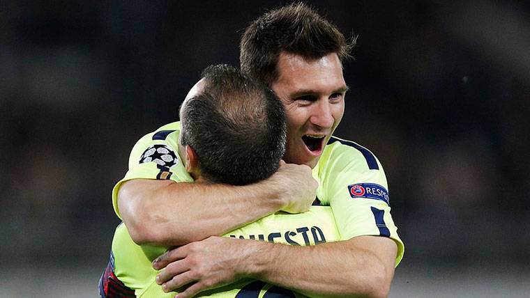 Leo Messi y Andrés Iniesta, abrazándose para celebrar un gol