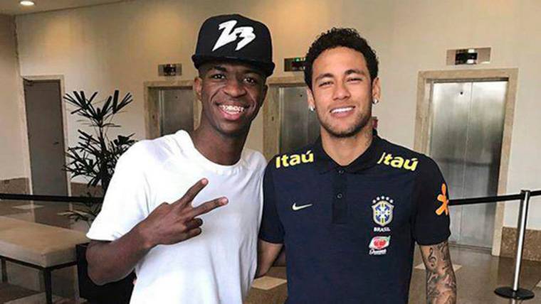 Vinicius Jr, posing with Neymar Jr in an image of archive