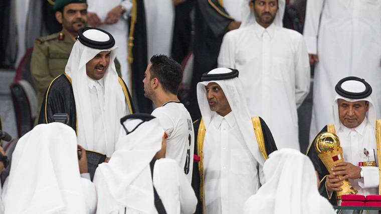 Xavi Hernández, en una imagen de archivo junto a varios emires de Qatar