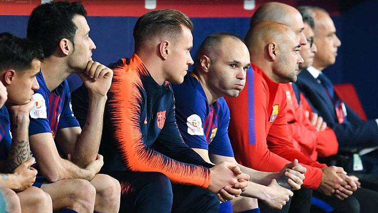 Andrés Iniesta, in the bench after being substituted in the final of Glass