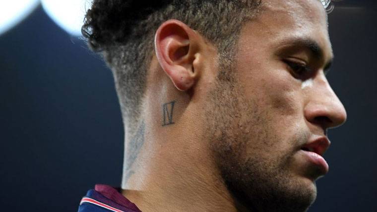 Neymar Jr, con rostro serio durante un partido con el PSG