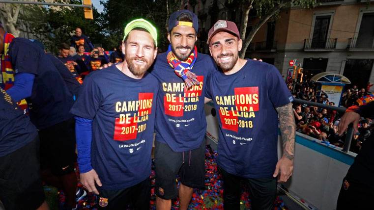 Leo Messi, Luis Suárez y Paco Alcácer en la rúa de celebración del Barça