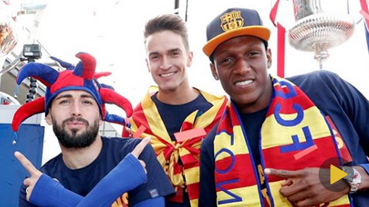 Aleix Vidal, Denis Suárez y Yerry Mina en la rúa de celebración del Barça