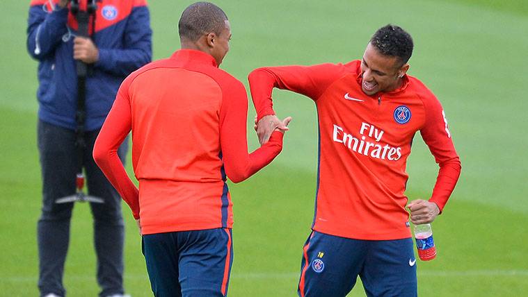 Kylian Mbappé y Neymar en un entrenamiento del PSG