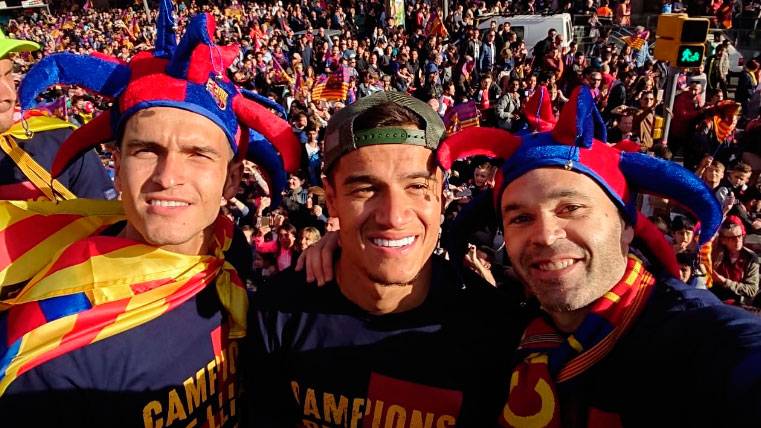 Denis Suárez, Philippe Coutinho y Andrés Iniesta en la rúa del FC Barcelona