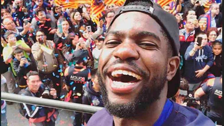 Samuel Umtiti, sonriente durante la rúa de celebración del Barça