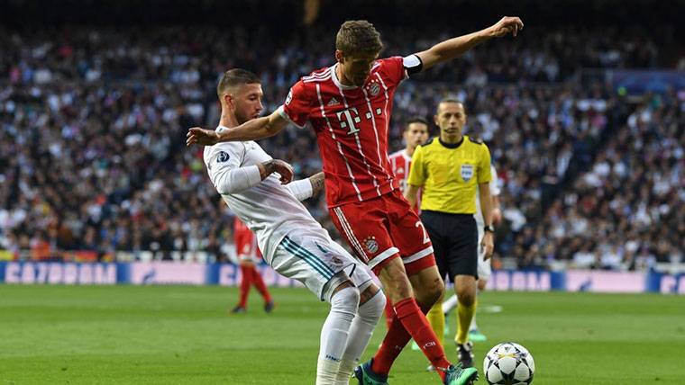 Sergio Ramos, intentando defender una acción de Thomas Müller