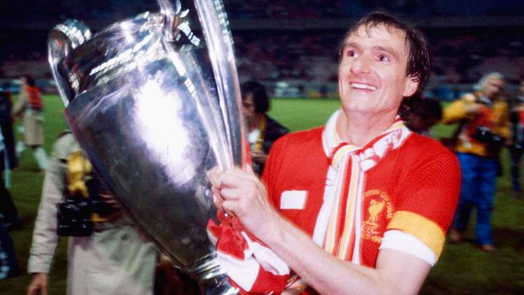 The captain of the Liverpool, Phil Thompson, raising the Glass of Europe