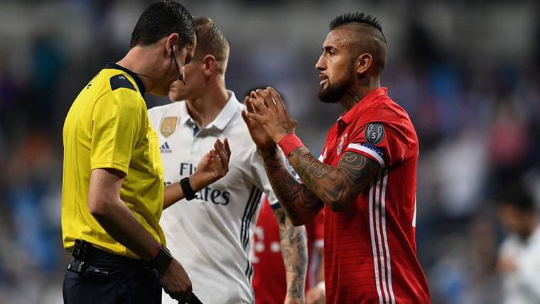 Arturo Vidal, a punto de ser expulsado por Victor Kassai