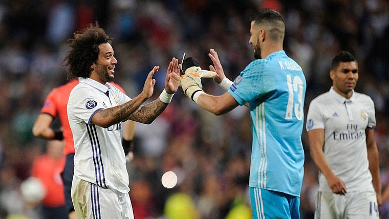 Kiko Casilla, siendo felicitado por Marcelo en una imagen de archivo
