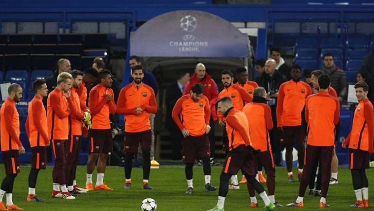 The FC Barcelona, training before a party of Champions League