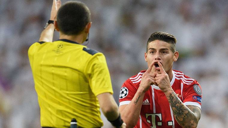 James Rodríguez, protestando al árbitro Cüneyt Çakir